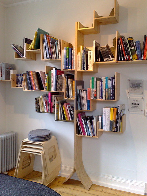 I want, need, must have a bookshelf like this!