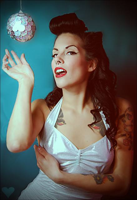 Ornament Pin Up w. Lacy