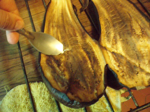 On récupère la chair d'aubergine avec une cuillère