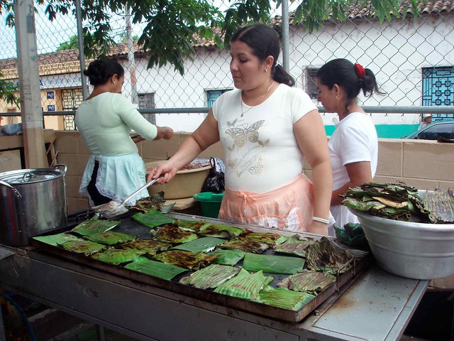Cooking corn pancakes - Cocinando riguas (pancakes de maiz); Sensuntepeque, Cabañas, El Salvador