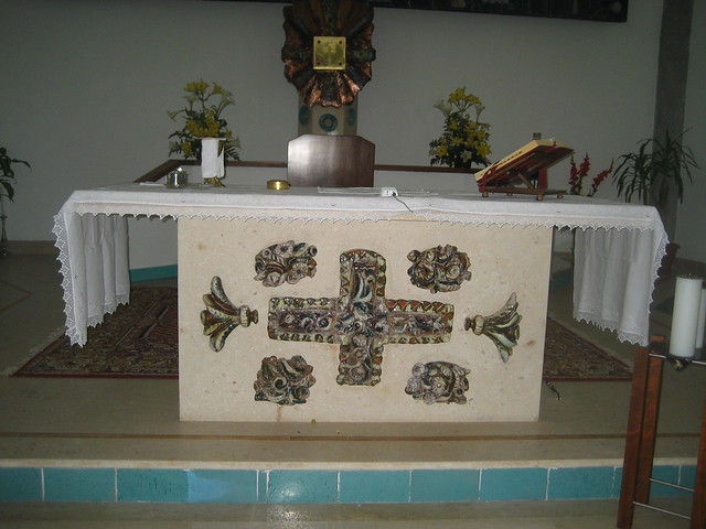 Altare con ceramiche di Cascella