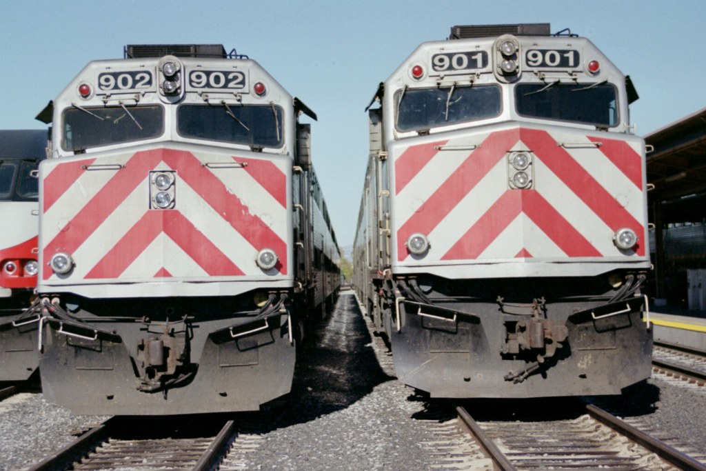 901 & 902 in San Jose | Caltrain's engines awaiting cleaning… | Flickr