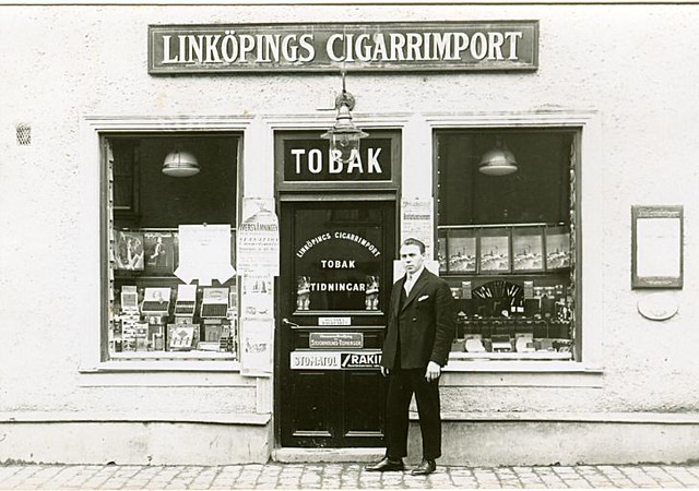 Linköpings Cigarrimport (storefront) c.1929