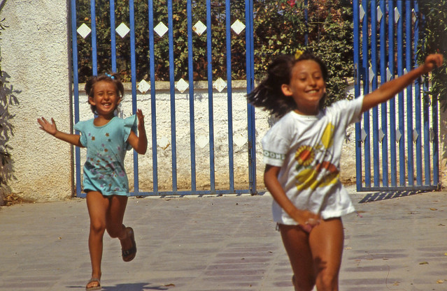 19880822_07a_Giuliana e Maria Grazia - San Vito di Polignano a mare - Bari