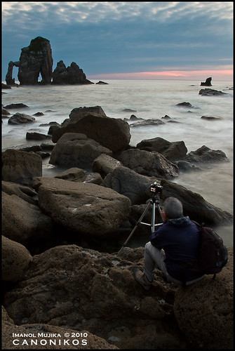 LA ESPERA DEL FOTOGRAFO - THE WAIT OF THE PHOTOGRAPHER by Imanol Mujika, Una más de como solemos andar entre las rocas, por las playas, etc esperando ese momento en el que l