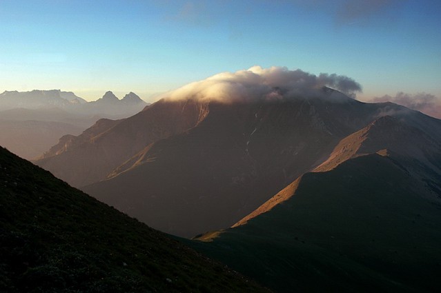 d0601039 | Morgen am Mont Barral. Blick zur Montagne de Jocou (2051 m), im Hintergrund Roc de Garnesier (2388 m) und Tête de Garnesier (2368 m). Vercors, 04.06.2006