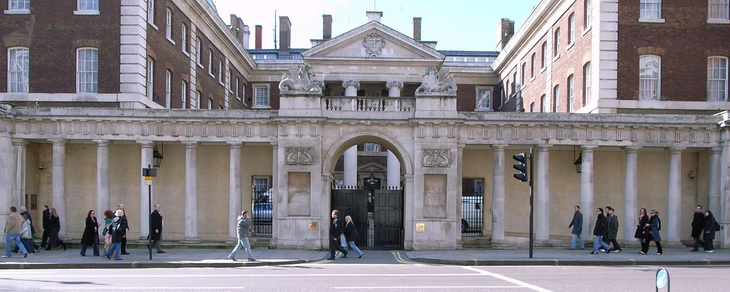 Admiralty Screen 1759–61, Whitehall, Londra, uno dei primi edifici eseguiti da Adam dopo il suo Grand Tour.