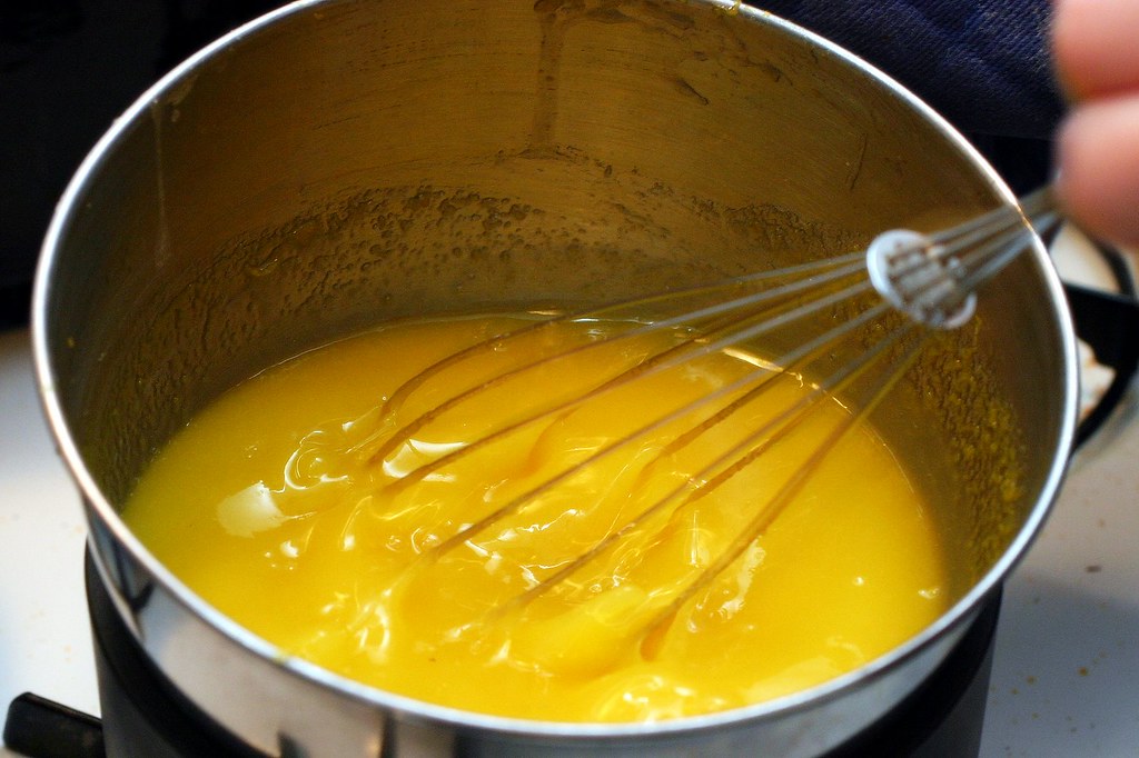 Лимонное масло сливочное. Как приготовить лимонник в сахаре на паровой бане. Масло для торта лимонник нужно растопить ?.
