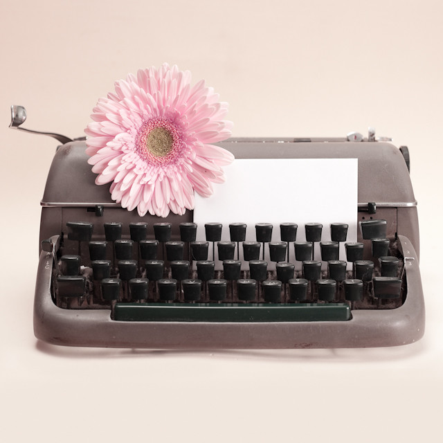Es tan difícil iluminar una máquina de escribir como iluminar a un escritor.