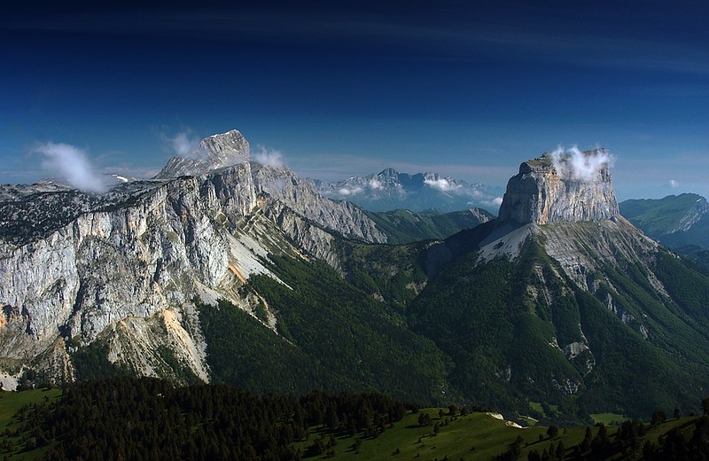 d0601063 | Der höchste, der zweithöchste und der bekannteste Berg des Vercors: Blick von der Tête Chevalière zum Grand Veymont (2341 m), zur Grande Moucherolle (2284 m) und zum Mont Aiguille (2087 m). Vercors, 05.06.2006