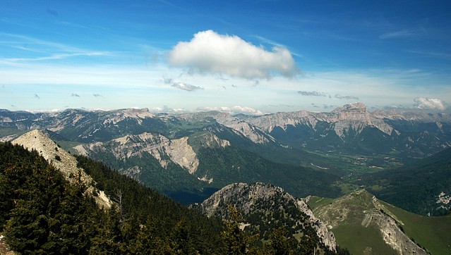 d0601040 | Blick vom Mont Barral zum Hauptkamm des Vercors mit Grand Veymont (2341 m) und Mont Aiguille (2087 m). Vercors, 04.06.2006