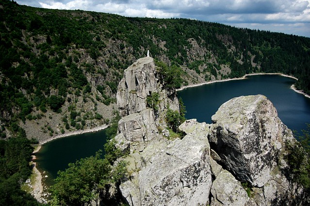 d0502022 | Der Kletterfelsen "Château Hans" über dem Lac Blanc. Auf dem Gipfel des Felsturmes befindet sich eine weiße Madonnenstatue. Vogesen, 25.06.2005
