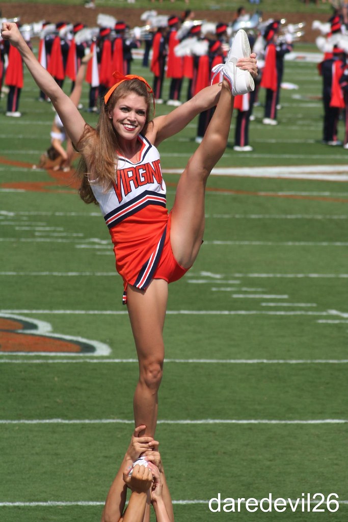 Hot young cheerleaders — pic 7