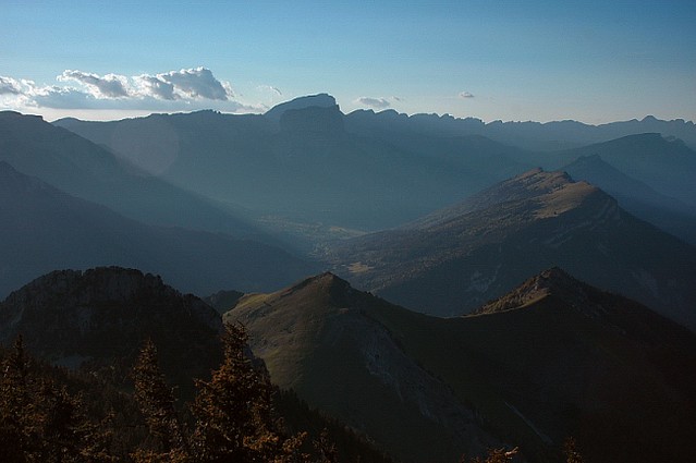 d0601030 | Blick vom Mont Barral zum Grand Veymont (2341 m) und zum Mont Aiguille (2087 m). Vercors, 03.06.2006