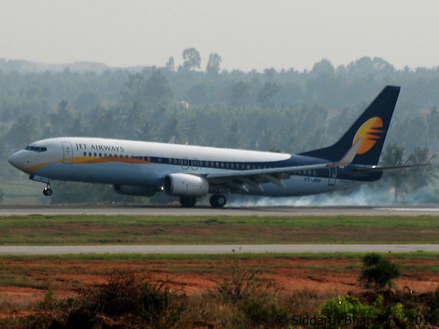 Smoky touch down of Jet Airways Boeing 737-800