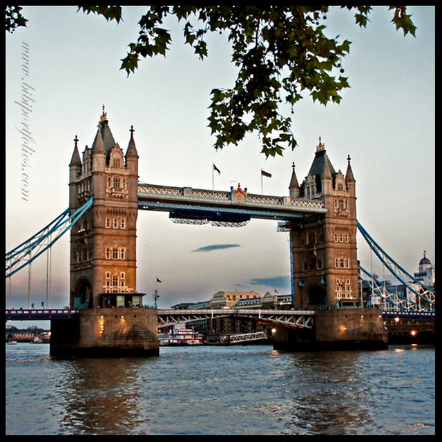 < Travel Mode. Tower Bridge, London 2010 >