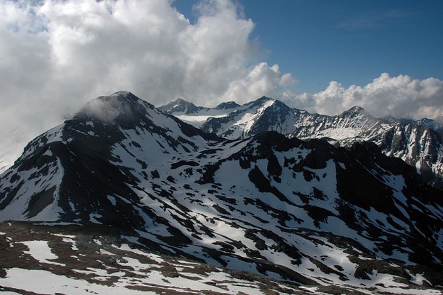 d0703079 | Blick vom Piz d'Immez (3033 m) zum Piz Sesvenna (3205 m). Links unser nächstes Ziel, der Piz Cristanas (3092 m). Graubünden, 09.06.2007