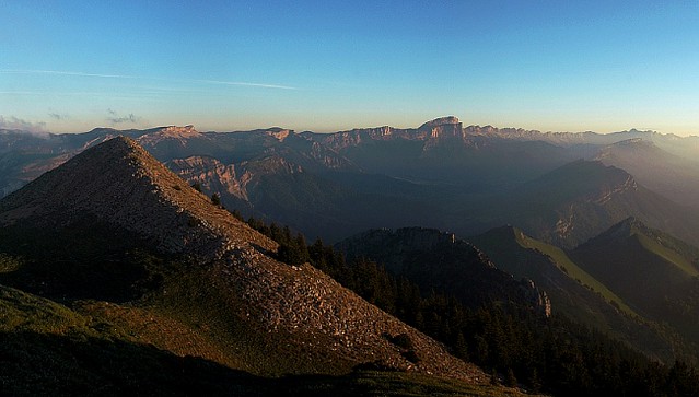 d0601036 | Morgendlicher Blick vom Mont Barral zum Hauptkamm des Vercors mit Grand Veymont (2341 m), Mont Aiguille (2087 m) und Grande Moucherolle (2284 m). Vercors, 04.06.2006