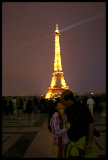 Angie & Max Kiss in Paris
