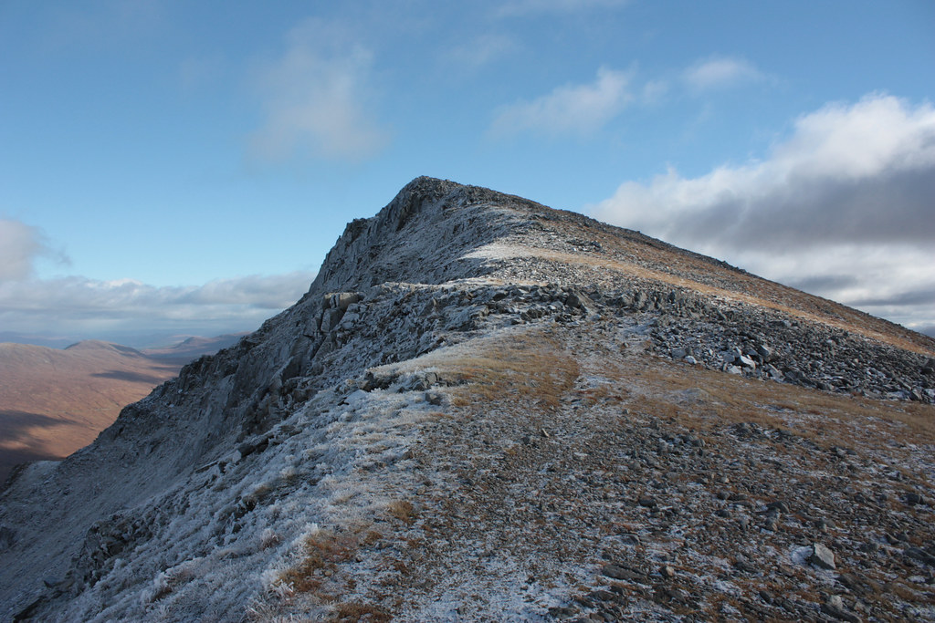 Approaching the summit of Spidean Mialach