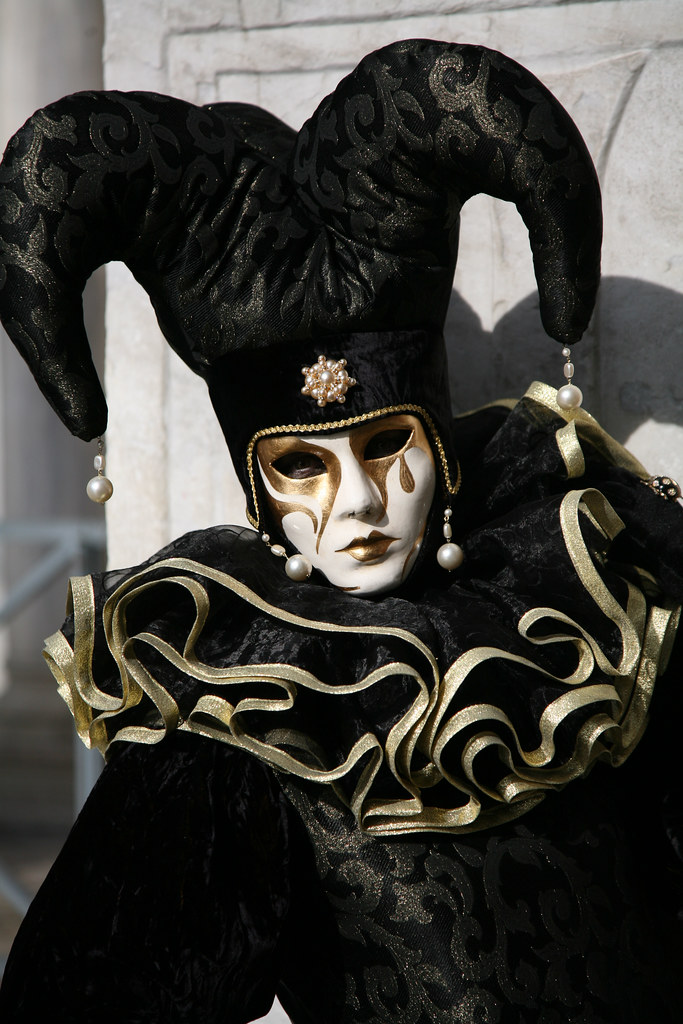 Арлекин маска 5 выпуск. Арлекин Венеция карнавал. Маска Арлекина в Венеции. Маска Арлекина Венеция 17 век.