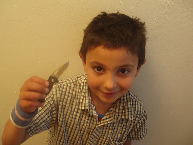 Kleiner Junge mit einem Taschenmesser