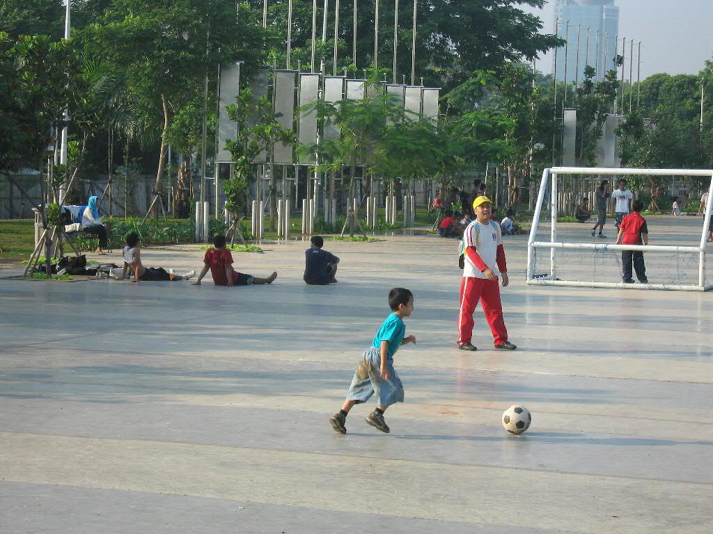 Bermain futsal - Bapak dan anaknya bermain futsal di lapanga… - Flickr