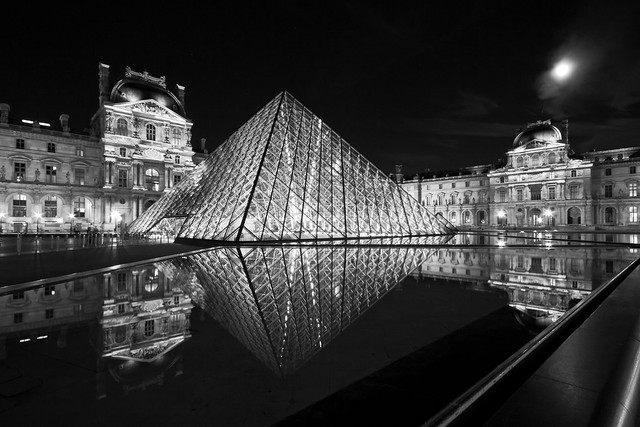 Reflet de la pyramide du Louvre par Franck Vervial