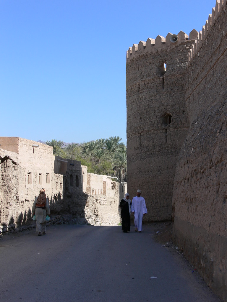 Suq Rustaq Rustaq fort (right) and old souq (left) | Lars Plougmann | Flickr