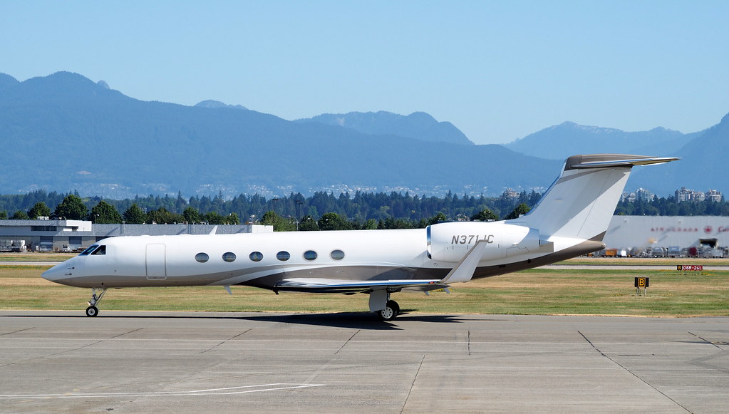 P8010032 This Gulfstream V Taxis Away At YVR