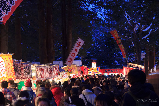 Crowd for visiting a shrine / 初詣の賑わい