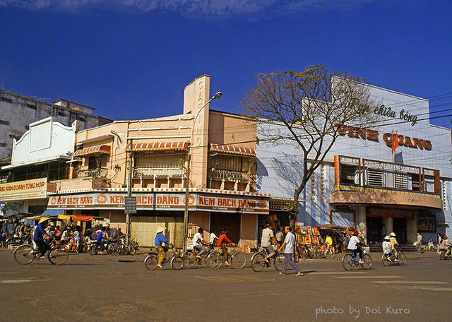 Saigon 1990 - Ice cream parlor & Cinema -Saigon Vietnam - Photo by Doi Kuro - Rạp Vinh Quang, trước kia là CASINO Saigon