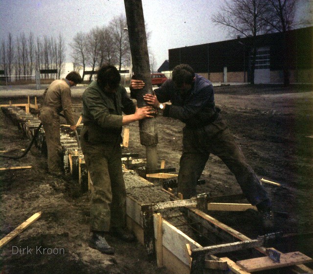 7  Bouw schuur van Loonbedrijf Onno Bakker. Dirk Kroon en Gerrit Klaasse Bos aan de betonslurf en Jos Dierkes met de trilnaald.