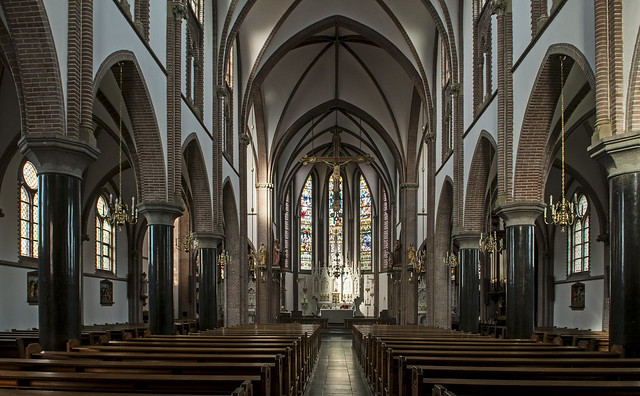 Kerkinterieur van de Sint Lambertuskerk in Lith, Noord Brabant, Nederland