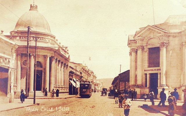 el Banco Español de Talca y la sombra del Mercado, esto es antes del terremoto de 1928.   La sucursal del Talca del banco Español abrió al publico el 3 de Febrero de 1927.