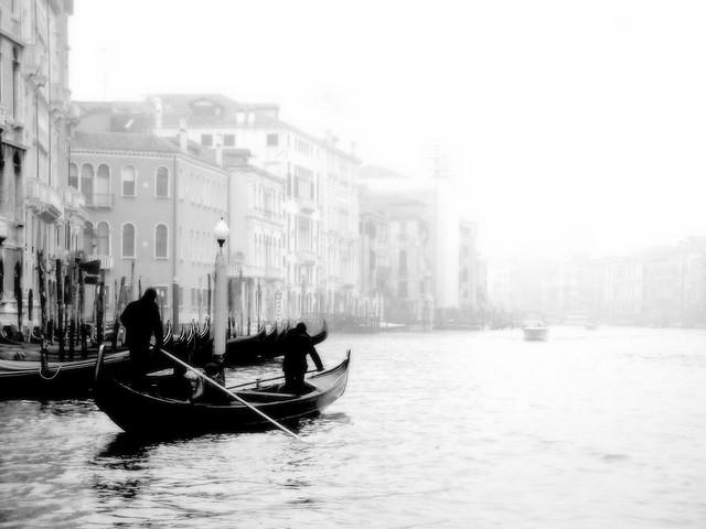 Remando la niebla en Venecia .