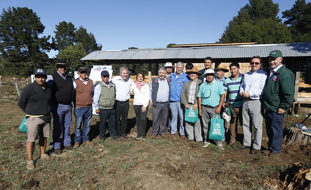 Visita a pequeño agricultor beneficiado con el Programa de Trazabilidad Pecuaria