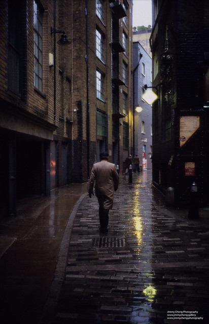 Lone walk in the rain (© Jimmy Cheng)