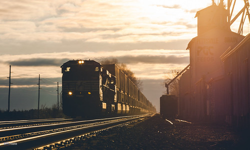railroad ohio sunrise us unitedstates grain trains backlit glint norfolksouthern doublestack feedmill dash9 wauseon stacktrain nschicagoline