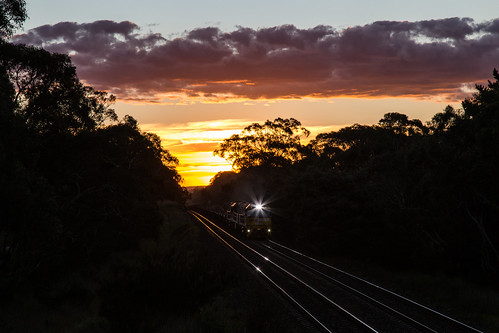 sunset train pacific steel south au main australia line national nsw newsouthwales headlight nr47 tallong steellink nr102 nr86 4yn2