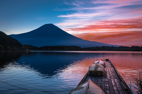 trees sunlight mountain lake plant reflection tree nature japan landscape boat nikon outdoor reflect mountfuji fujisan japão 富士山 nihon mtfuji fujiyama fujinomiya shizuka shizuokaken fujinomiyashi fugaku aoarlivre tanukilake patrimôniomundialdaunesco fujinoyama nikond750 prefeituradeshizuoka fujinotakane