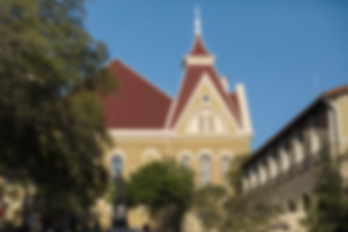 class-outside-of-old-main-blur