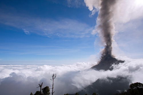 volcano lava guatemala hike ash fuego eruption volcan acatenango strombolian