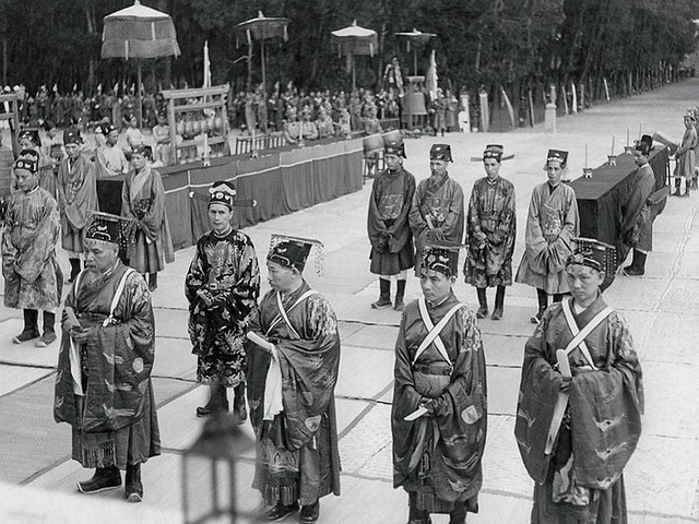 1939 Les mandarins Bồi Tự sur l’esplanade du Nam Giao
