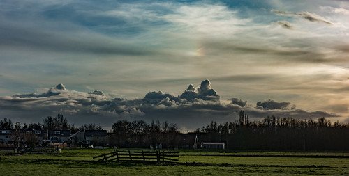 houses sky field clouds fence landscape treeline sundog dutchsky nederlandvandaag fencefriday mountainshapedsky