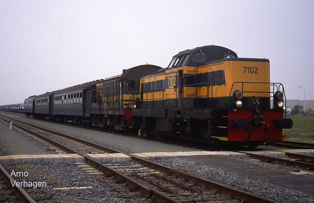 1998. NMBS 7102 en 7005 te Antwerpen Kallo