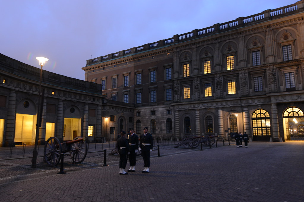 Polis skjuter mot man vid Stockholms slott
