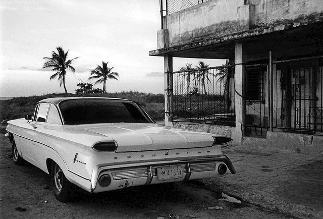 Lonely 1960 Oldsmobile Dynamic Holiday 88 in Cuba / © Dominique ALLAIN