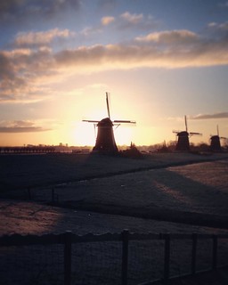 Sunrise at a great spot , they call it 'the 3 windmills'.... hmh... I wonder why...😏 at #leidschendam ✖️✖️✖️ ------ - ⎯⚉ | by groovypat