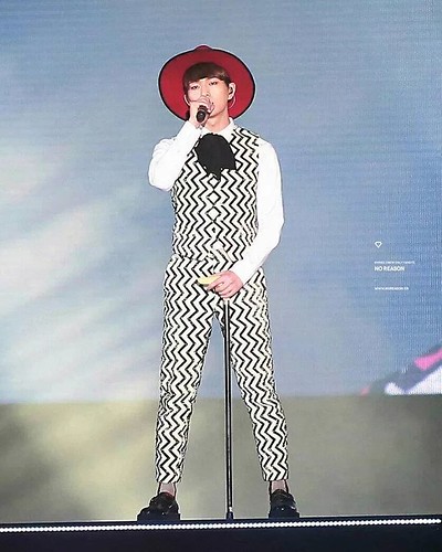 "Fashion made with a lot of love by Key" Uwwuuh 😍 So KIBUM-ish (?) 😂 . 160130 Onew at SHINee WORLD 2016 DxDxD In Fukuoka  . . #SHINee #Onew #Jonghyun #Key #Minho #Taemin #SHINeeWORLD #SHAWOL #샤이니 #온유 #종현 #키 #민호 #태민 #샤이니월드 #샤월 #빛나는샤이니 #OnKey | by cbiebzgirl@ymail.com